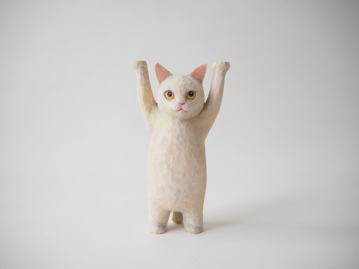 持ち上げる白猫木彫り猫