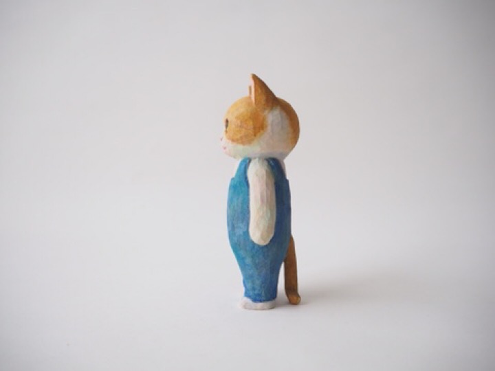 茶トラ白猫木彫り猫左