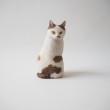 ふり向くキジトラ白猫さん木彫り猫