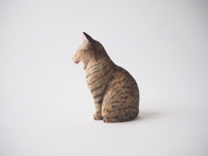 あくび木彫り猫左