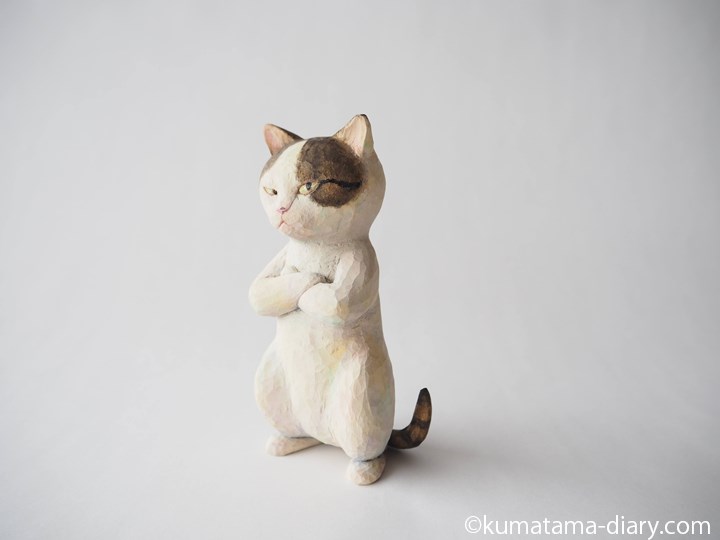 腕組みキジトラ白猫木彫り猫