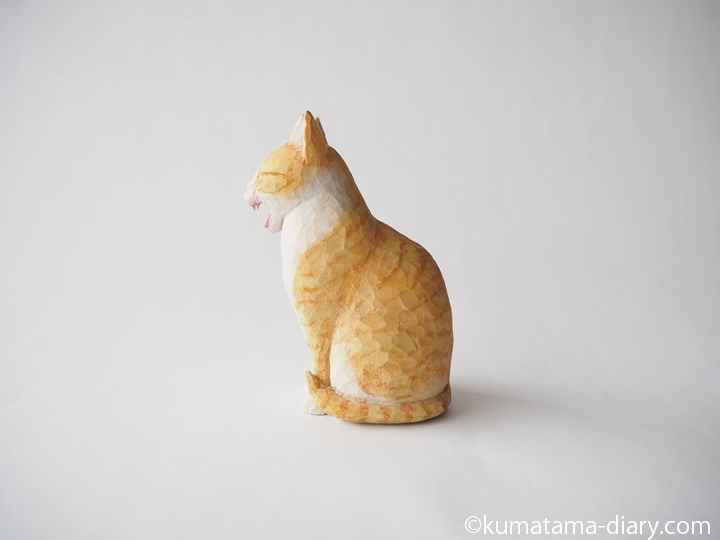 あくび茶トラ白猫さん木彫り猫