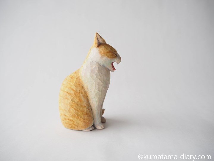 あくび茶トラ白猫さん木彫り猫