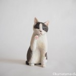アシメトリーな模様の黒白猫さんを木彫りで作りました