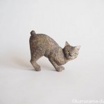 お尻を高く上げるキジトラ猫さんを木彫りで作りました