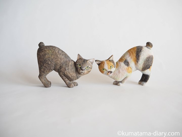 キジトラ猫さんと三毛猫さん木彫り猫