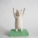 持ち上げる白猫さんを木彫りで作りました