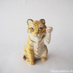 招き猫のポーズの虎を木彫りで作りました