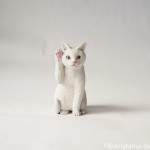 白猫の招き猫を木彫りで作りました