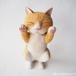 伸びをする茶トラ白猫さんを木彫りで作りました