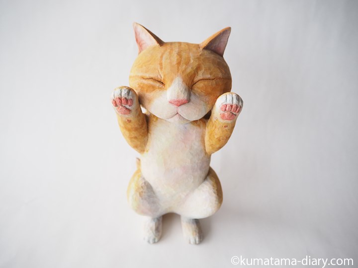 伸び木彫り猫