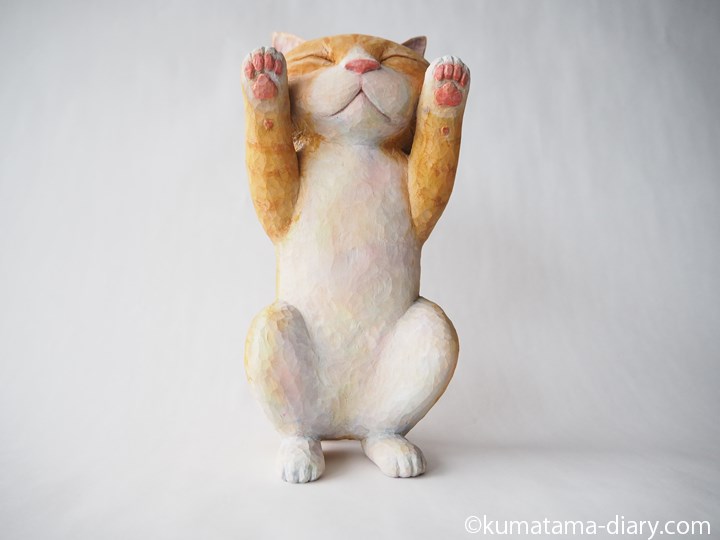 伸び木彫り猫