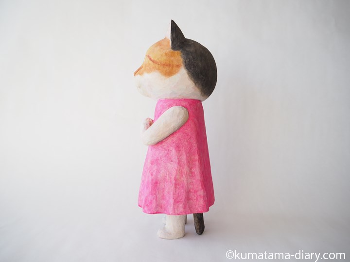 ワンピース三毛猫さん木彫り猫