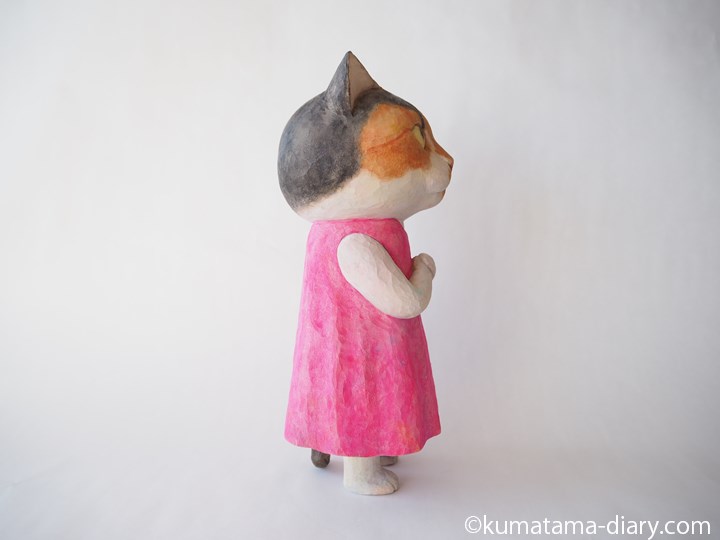 ワンピース三毛猫さん木彫り猫