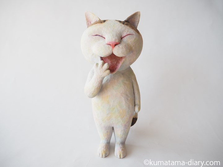あくびキジトラ白猫さん木彫り猫