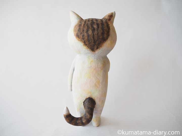 あくびキジトラ白猫さん木彫り猫