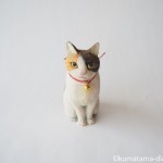赤い首輪の三毛猫さんを木彫りで作りました