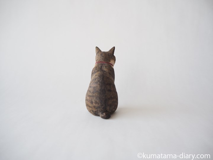 キジトラ白猫さん木彫り猫後ろ