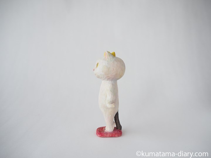 ほぼ白猫王子木彫り猫左