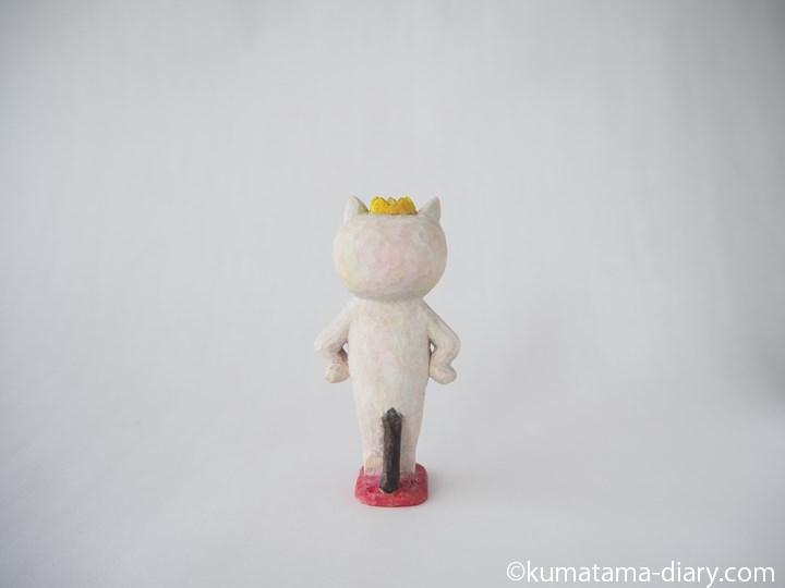 ほぼ白猫王子木彫り猫後ろ