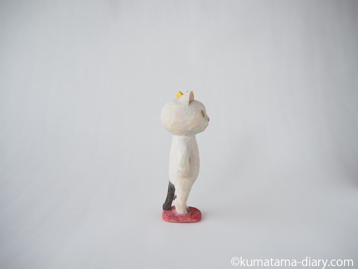 ほぼ白猫王子木彫り猫右
