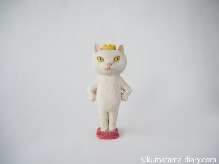 ほぼ白猫王子木彫り猫