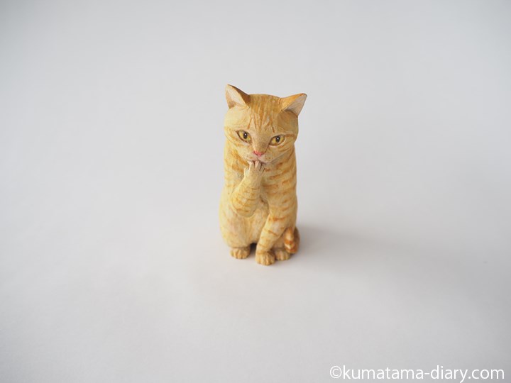 茶トラ白猫さん木彫り猫
