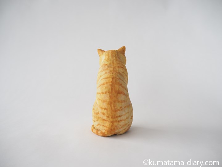 茶トラ白猫さん木彫り猫後ろ