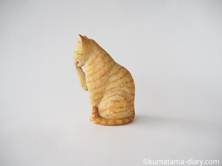 茶トラ白猫さん木彫り猫左