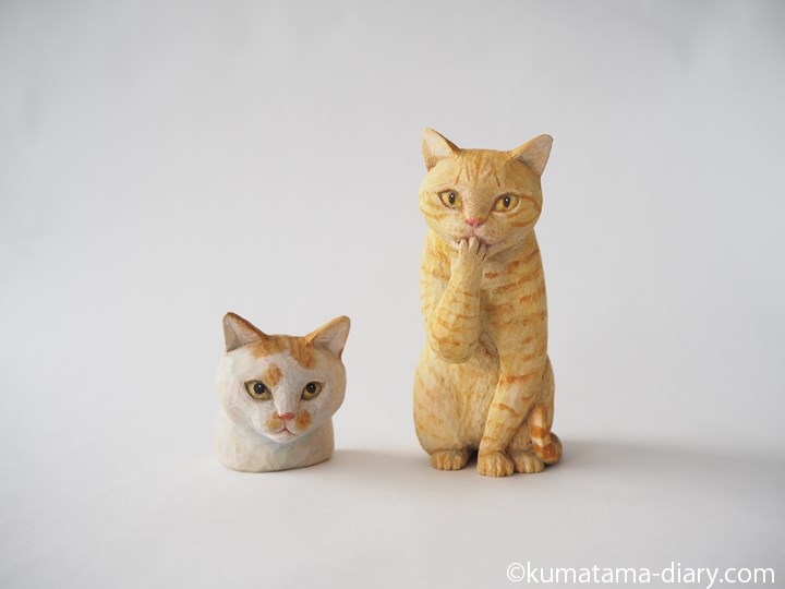 茶トラ猫さんと茶トラ白猫さん木彫り