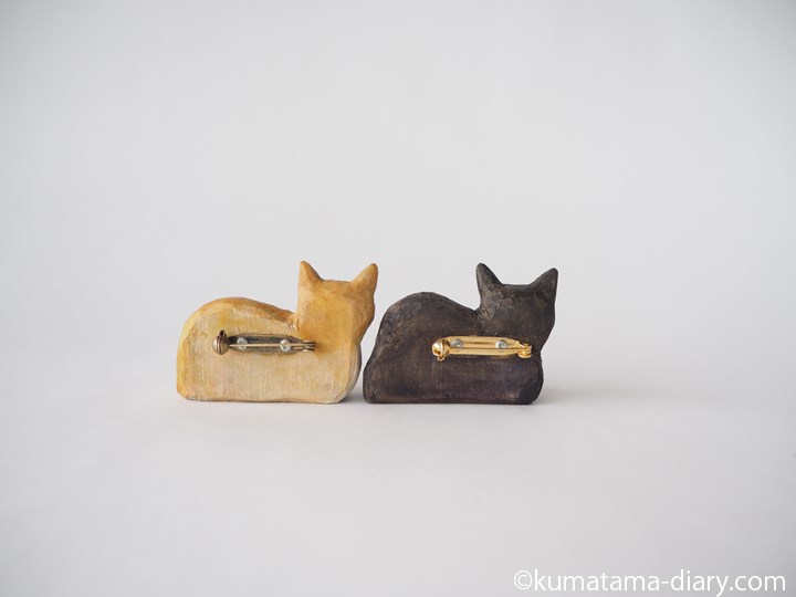 木彫り猫ブローチ