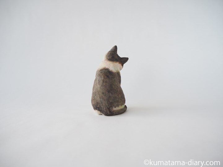 黒白猫さん木彫り猫後ろ