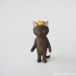 手を広げる黒猫の王子を木彫りで作りました