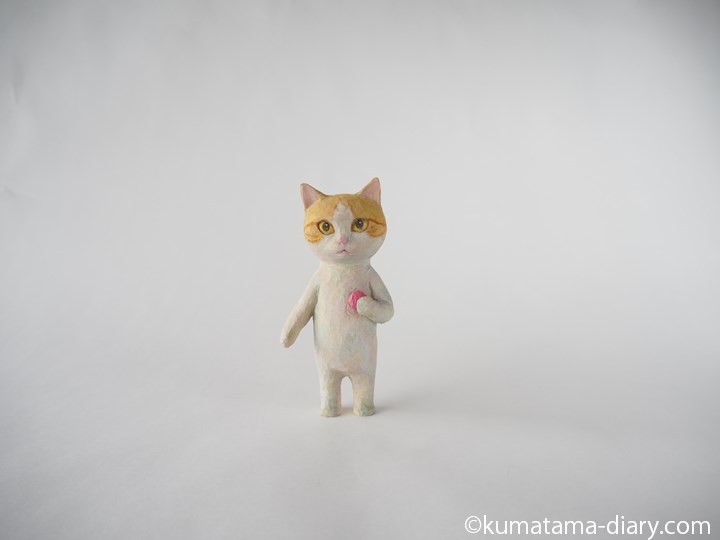 茶トラ白猫たまき木彫り猫