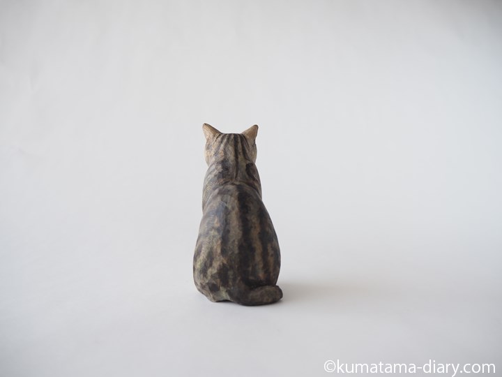 宿木カフェ木彫り猫後ろ