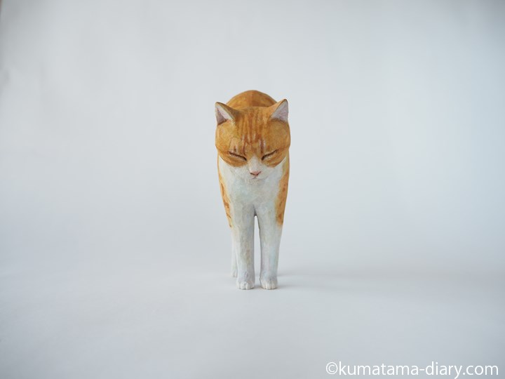 伸びる猫さん木彫り猫