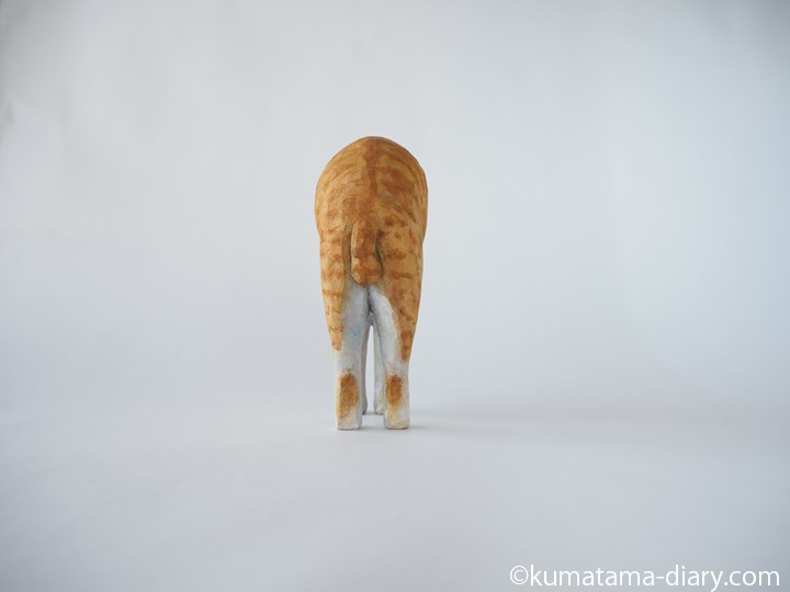 伸びる猫さん木彫り猫後ろ