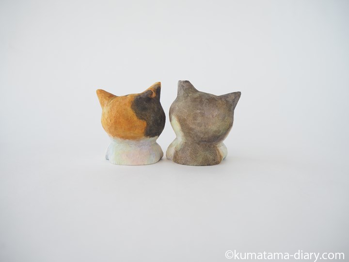 三毛猫さんとキジトラ白猫さん木彫り猫