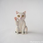 しっぽが黒い白猫の招き猫を木彫りで作りました
