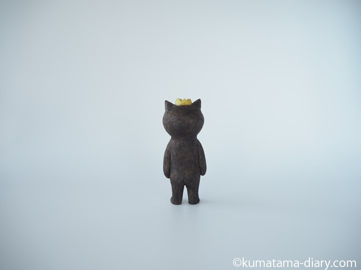 王冠くま木彫り猫後ろ