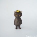 王冠をかぶる黒猫を木彫りで作りました