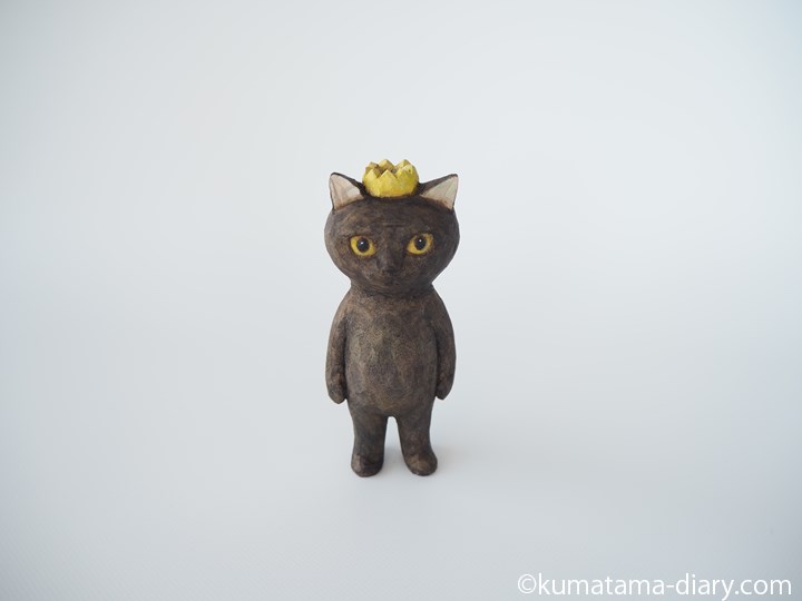 王冠くま木彫り猫