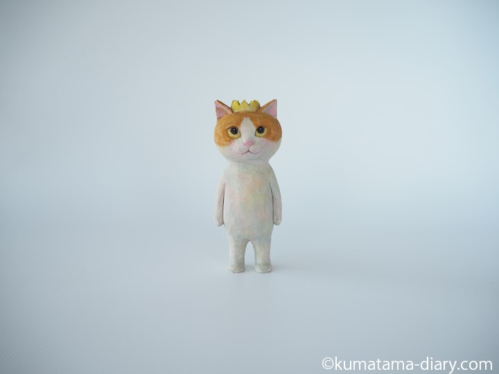 王冠たまき木彫り猫