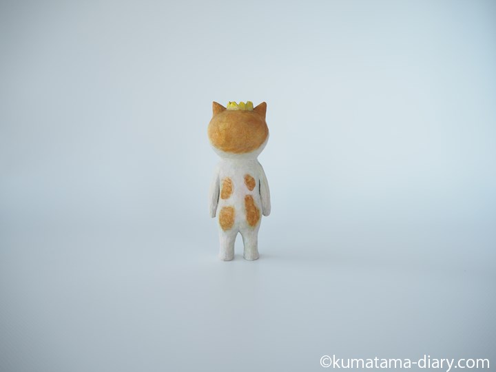 王冠たまき木彫り猫後ろ