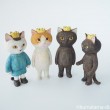王冠をかぶる木彫り猫たち