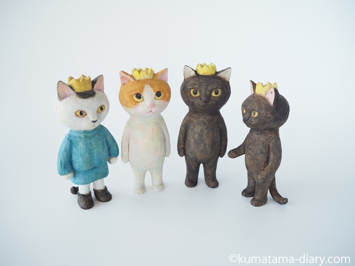 王冠をかぶる木彫り猫たち
