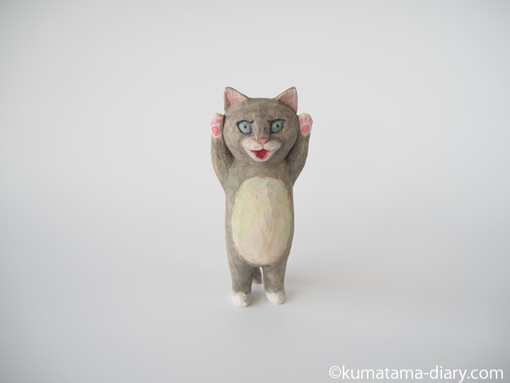 威嚇する木彫り猫