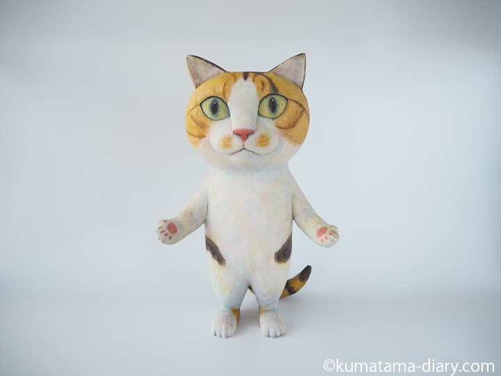 手を広げる三毛猫タミィ木彫り猫
