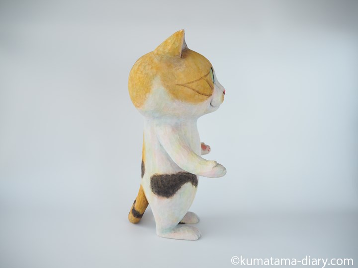 手を広げる三毛猫タミィ木彫り猫