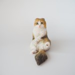 スコ座りをする長毛猫さんを木彫りで作りました